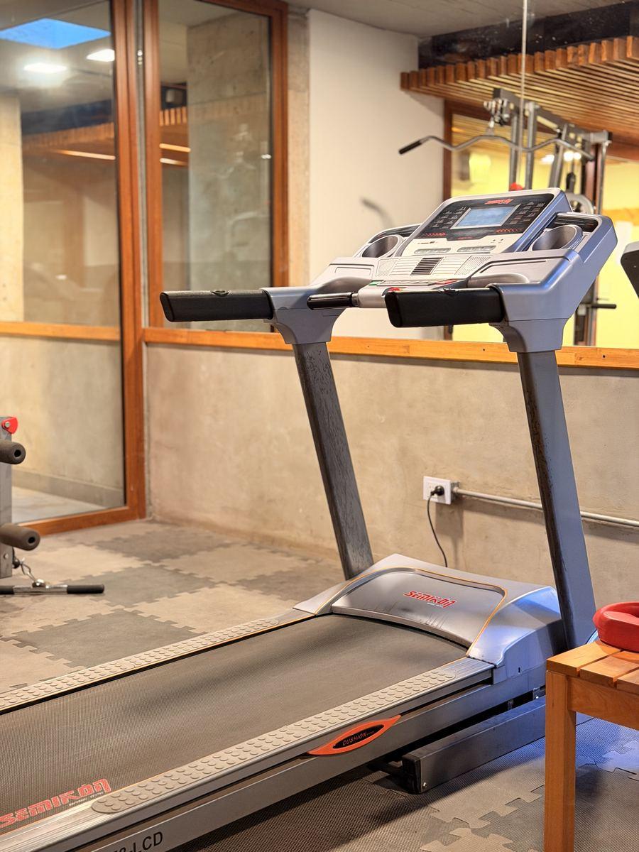 Cinta de correr del gimnasio del edificio Aliwen
