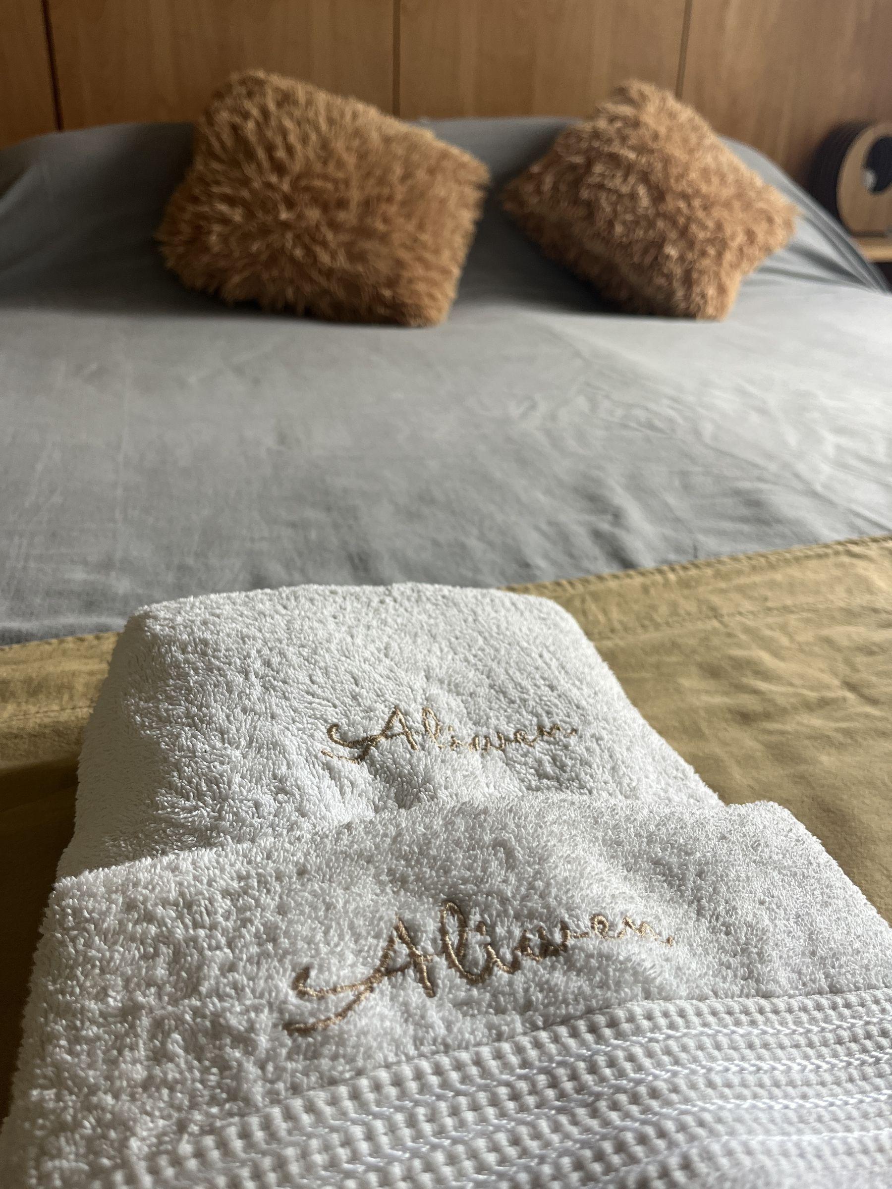 Cama con toallas bordadas Aliwen en el departamento Coihue