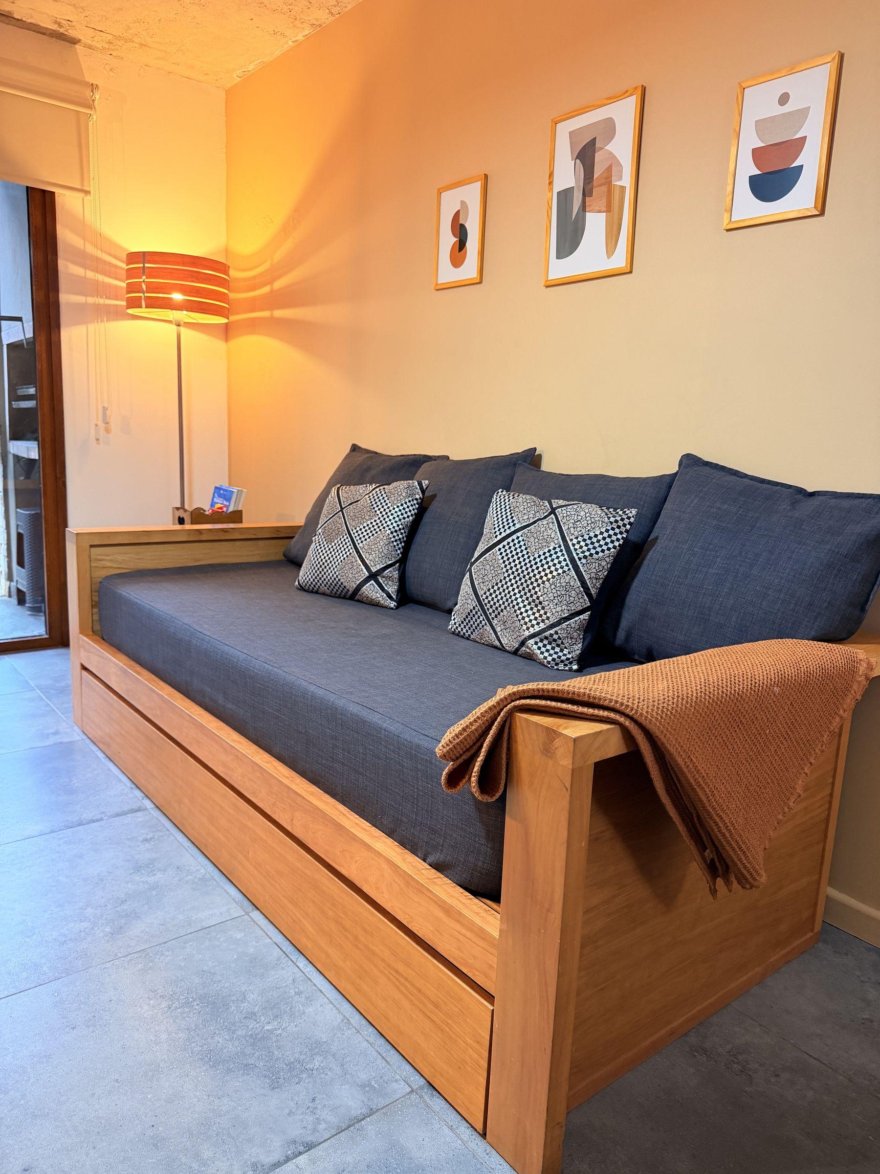 Living con sillón cama del departamento Coihue en San Martín de los Andes