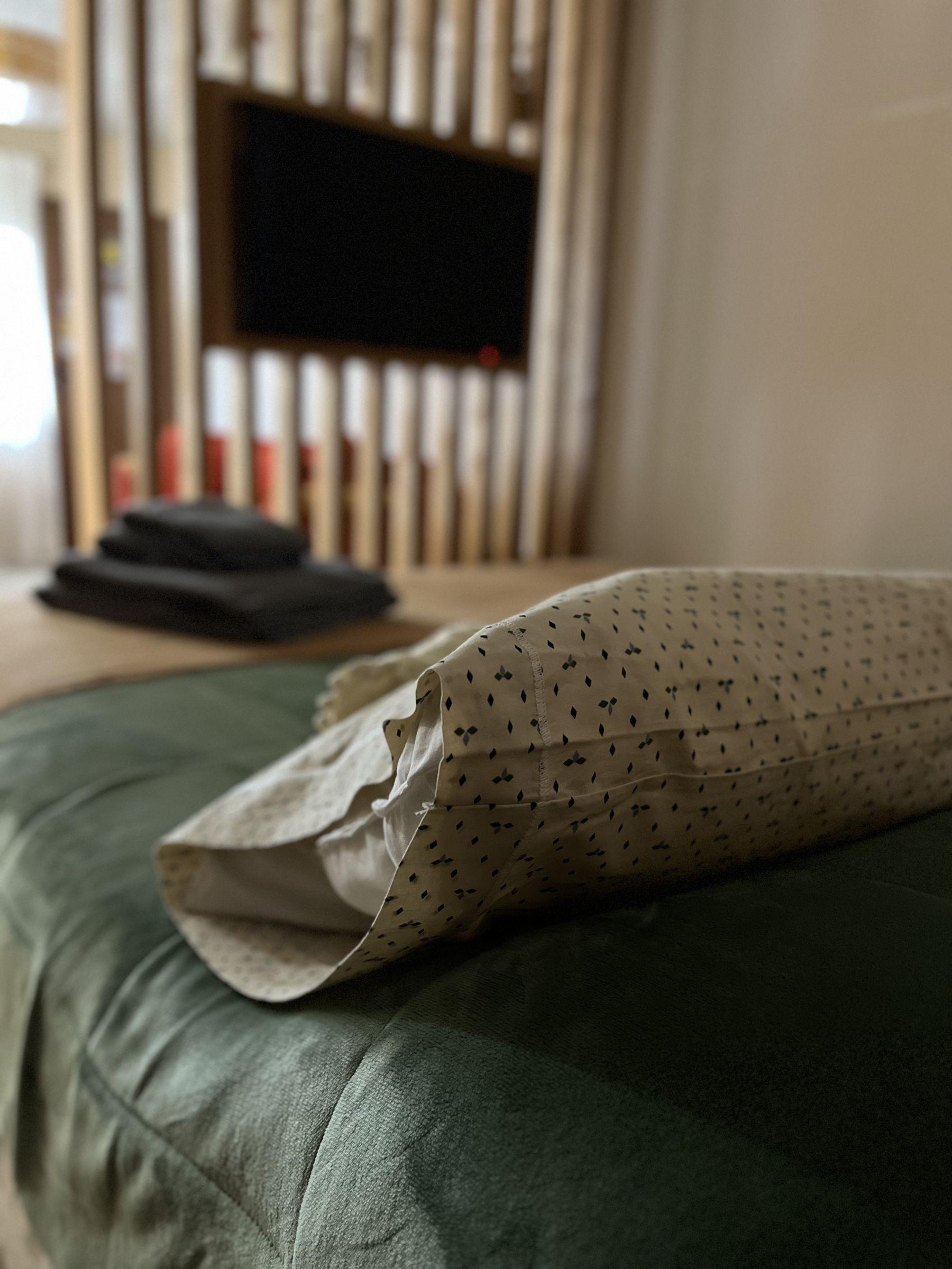 Cama con ropa blanca del departamento Lenga