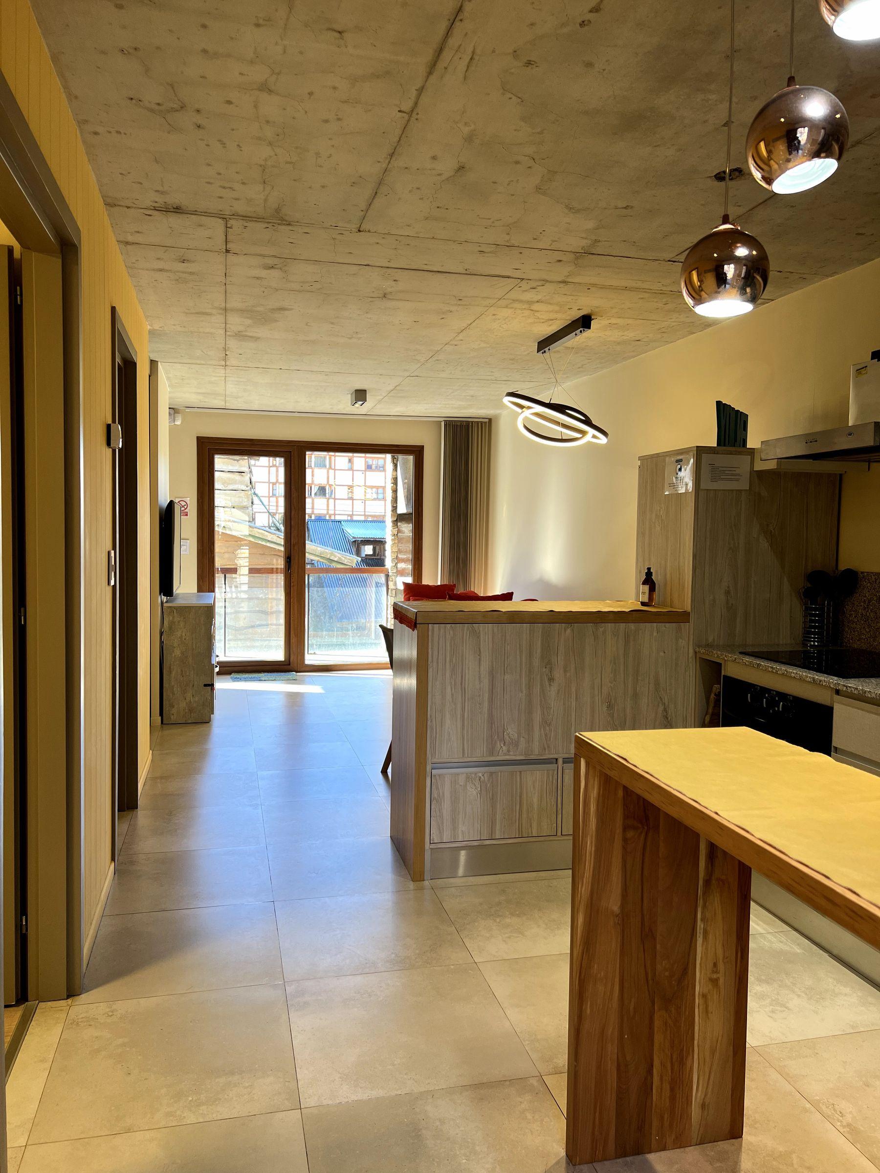 Pasillo y cocina con barra del departamento Raulí