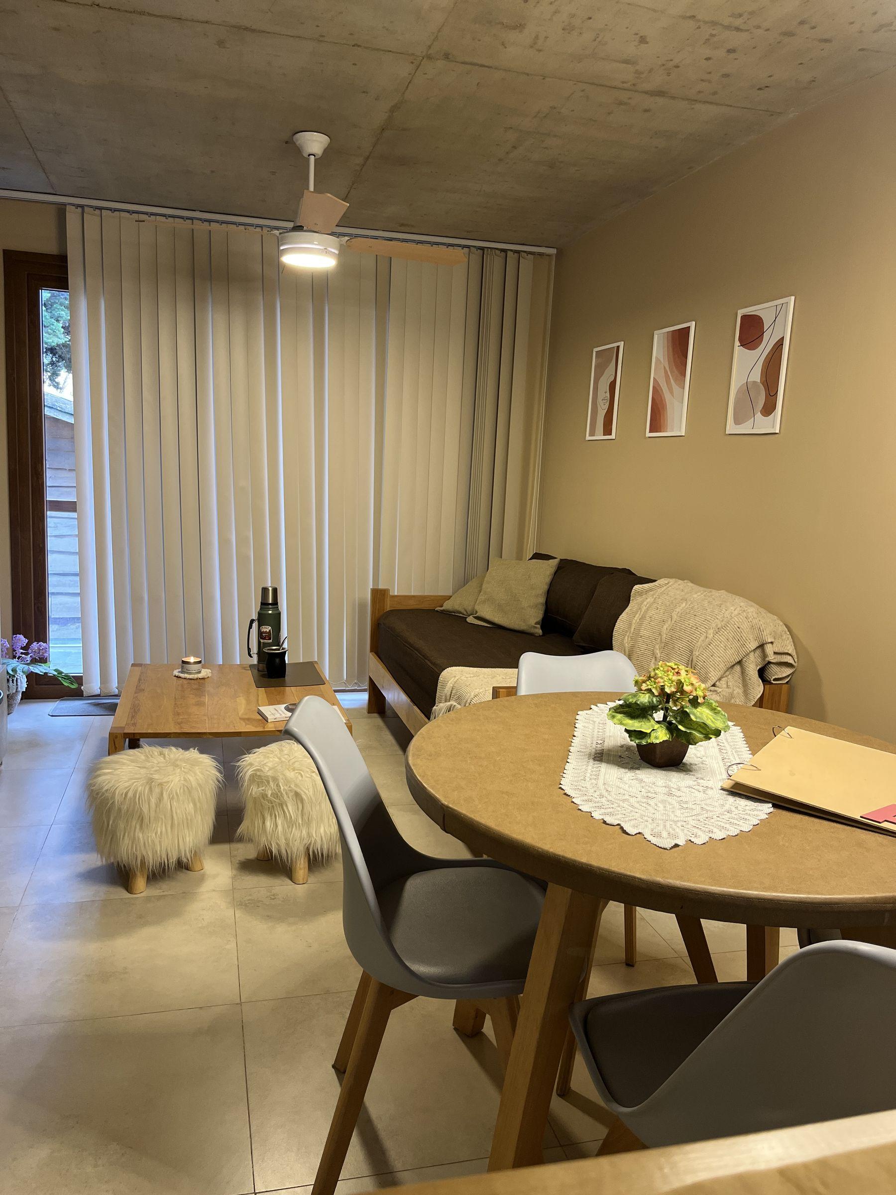 Living comedor del departamento Raulí en San Martín de los Andes